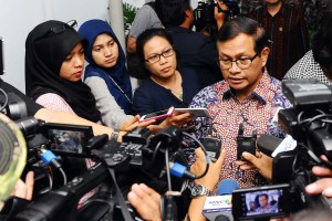 Seskab Pramono Anung menjawab pertanyaan wartawan usai pengumuman Paket Kebijakan Ekonomi IX (27/1). (Foto: Humas/Jay)