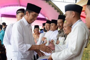 President Jokowi hands over waqf land certificates at Ar-Rahman Mosque, Sawoo District, Ponorogo, East Java, Friday (4/1). Photo by (OJI/PR).