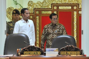 Seskab Pramono Anung mendampingi Presiden Jokowi memasuki ruang Rapat Terbatas di Kantor Presiden, Jakarta, Senin (15/7) siang. (Foto: JAY/Humas)