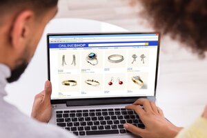 Why Buying Engagement Rings Online Is the Smart Choice in 2025