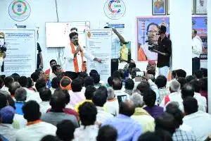 विजय शर्मा ने भोरमदेव सहकारी शक्कर कारखाना कवर्धा में शेयरधारी गन्ना किसानों को 30 रुपए प्रति किलो की रियायती दर पर शक्कर वितरण का शुभारंभ किया।