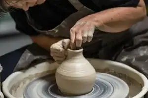 Hitta konsthantverk. Potter - keramiker.