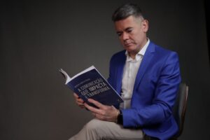 Medo de falar em público trava milhões de brasileiros; jornalista lança livro com técnicas para vencer esse desafio