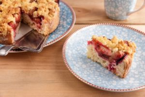 Veganer Beeren-Streuselkuchen vom Blech