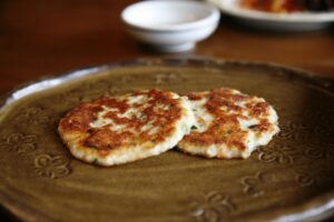 Mais-Pfannküchlein mit Koriander-Joghurt-Dip