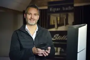Ivo SPARIDAENS qui tient un haut-parleur Aequo Audio dans ses mains avec une enceinte Stilla à sa droite