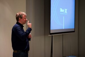 Stefan Peter Roos, Mitorganisator des Webmontag erklärt, dass die Parkgarage nur bis 22 Uhr geöffnet hat.