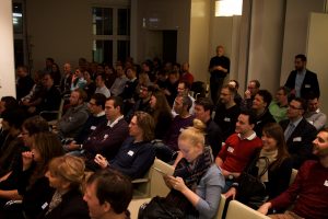 Die Teilnehmer des Webmontag am 2. Februar 2015 warten auf den ersten Vortrag