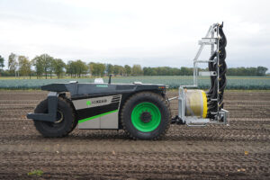 The wheelbase is 2.5 m and thanks to the wide steering angle of the front wheel, 6 m free space is sufficient to turn on headlands. During spraying, the robot drives forward like on the photo. - Photo: AgXeed