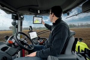 Trimble's Isobus technology allows the display to control the machine and implement. - Photo: Claas/Trimble