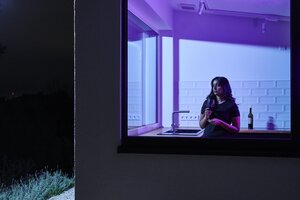 mielek fotograf dortmund Freie Arbeit,Fotograf,Werbefotograf mielek fotograf kokon viola 0314 53 Frau mit Weinglas in einer modernen Küche von außen fotografiert