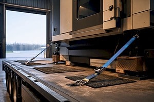 CNC-Maschine wird auf Tieflader gesichert