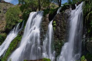 Mehr über den Artikel erfahren Ein Pass, ein Wasserfall und eine schwankende Brücke