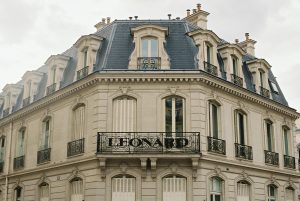Immeuble haussmannien élégant abritant des bureaux d'entreprises dans le 8e arrondissement de Paris