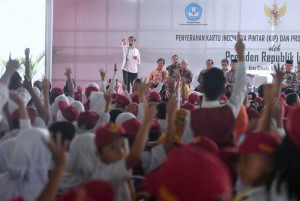 President Jokowi when handing over KIP at Rajawali Field, Cimahi City, Monday (11/9) afternoon (Photo: BPMI)