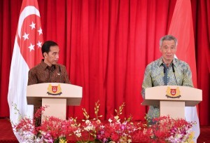 President Jokowi and Singaporean Prime Minister Lee Hsien Loong deliver a joint news conference after a bilateral meeting between the two leaders at The Istana, Singapore, Thursday (7/9). (Photo by: Bureau of Press and Media of Presidential Secretariat )