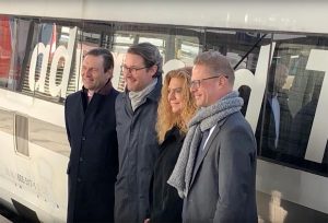Ortstermin auf und neben dem Testfeld Autobahn – mit prominenten Mitreisenden (von links nach rechts): Stefan Koetz, Vorsitzender der Geschäftsführung, Ericsson GmbH, Andreas Scheuer, Bundesminister für Verkehr und digitale Infrastruktur, Prof. Dr. Sabina Jeschke, Vorstand Digitalisierung und Technik, Deutsche Bahn AG und Alexander Saul, Geschäftsführer Firmenkunden, Vodafone GmbH.