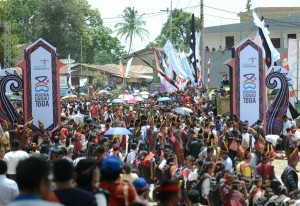 The people living around Lake Toba region are enthusiast watching the Wonderful Lake Toba Independence Carnival, on Sunday (21/8) afternoon.