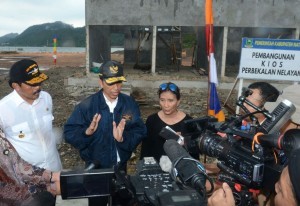 President Jokowi, accompanied by Minister of Marine Affairs and Fisheries Susi Pudjiastuti and Governor of Riau Islands Nurdin Basirun, gives statement to journalists in Natuna, Thursday (6/10). (Photo: BPMI)