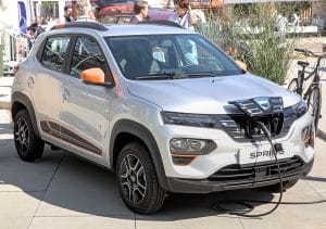Dacia Spring électrique de première génération, photographiée de trois-quarts avant