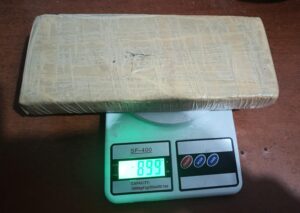 Lee más sobre el artículo Lo buscaban por intentar incendiar un auto y cayó con un kilo de marihuana y cocaína