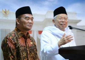 Chairman of MUI and Minister of Education and Culture deliver a press statement after meeting President Jokowi at the Presidential Office, Jakarta (19/6)
