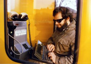 Wau Holland und die Telefonzelle (Foto: Wau Holland Archiv)