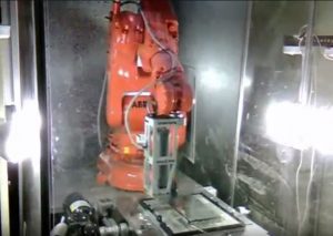 Ein Roboter zerlegt Elektronikschrott (Screenshot via YouTube)