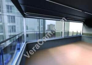 Modern balkon cam sistemi, güvenli ve estetik yapısıyla kaliteli kullanım sağlar.
