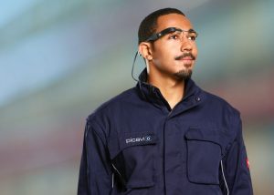 Die Datenbrille von Picavi im Einsatz in der Logistik (Foto: Picavi)