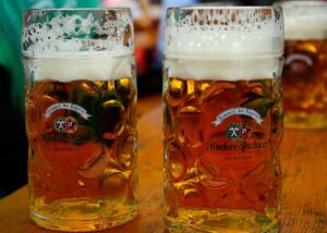 Bierpreise auf dem Oktoberfest 🍺 - Was kostet die Maß? 1 Oktoberfest Bierpreise 2025