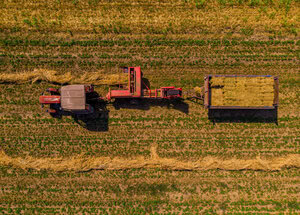 vista superior de tractores cosechando en el campo (1) (1)