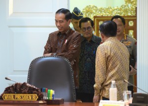 Presiden Jokowi didampingi Wapres, Seskab, dan Kapolri masuk ke ruang ratas di Kantor Presiden, Jakarta, Selasa (8/1) siang. (Foto: Rahmat/Humas)