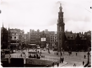Muntsluis (Bridge 1) over the Binnen-Amstel. Around 1920.