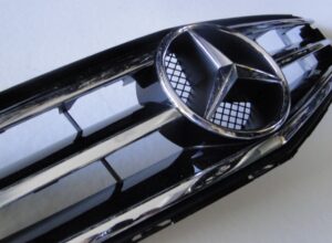 MERCEDES C KLASA W204 GRILL ATRAPA CZARNY
