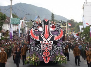 President Jokowi accompanied by First Lady Ibu Iriana join Wonderful Lake Toba Independence Carnival in Balige, Toba Samosir, North Sumatera, on Sunday (21/8) afternoon.
