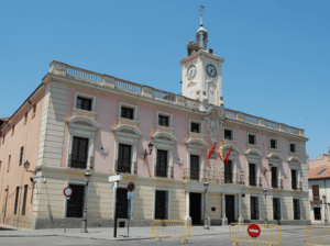 Fachada del Ayuntamiento de Alcalá de Henares con el reloj en lo alto del edificio