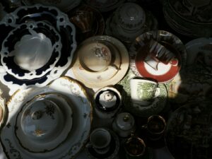 Logo para restaurante: pratos antigos de estilos diferentes sob a luz