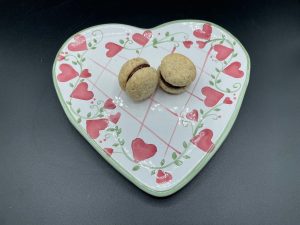 Deux Baci di Damas - biscuits à base de noisettes - sur une assiette en forme de coeur