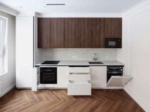 Зона отдыха в гостиной. Фотосъемка демонстрирует уют и грамотную планировку комнаты.