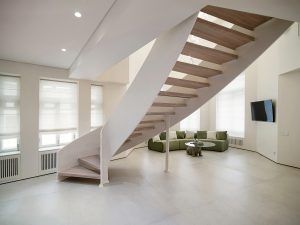Фронтальный ракурс гостиной с винтовой лестницей в Трехпрудном переулке, Патриаршие пруды