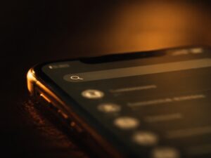 Smartphone mit unscharfer Suchanfrage in warmem Licht – Dr. Google Selbstdiagnose vs. Facharzt Augenarzt Wien Dr. Filip FEBO