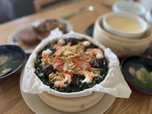 せいろに入った蒸し寿司と副菜がある食卓