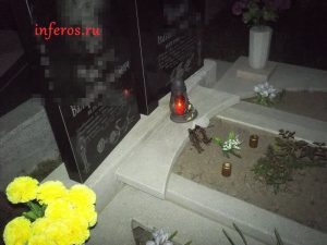 Кукол закапывают в могилу