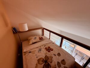 Loft Apartment Postira Galerie mit Bett