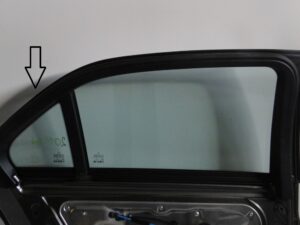 MERCEDES E KLASA W212 SZYBA TYLNA LEWA TRÓJKĄTNA 2011