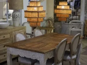 Dos lámparas sobre mesa de comedor