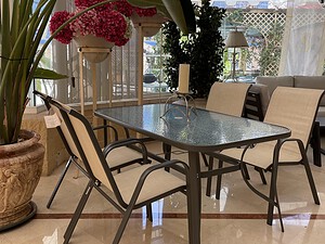 Mesa de jardín con cristal