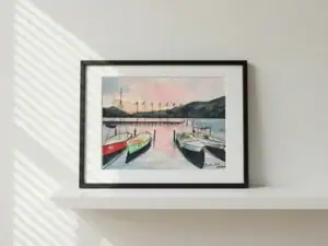 Barche al tramonto ad Ascona, acquarello e china di Gordana Majic con pontile, bandiere al vento e montagne scure sul Lago Maggiore.