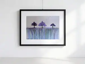 Acquarello di Gordana Majic con tre magnolie viola e lilla che fioriscono su un bordo dorato, cascate lilla sullo sfondo e uccelli che volano in un cielo pallido